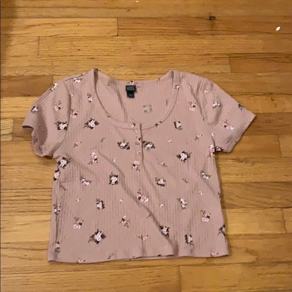 Super cute cropped bottom down tee